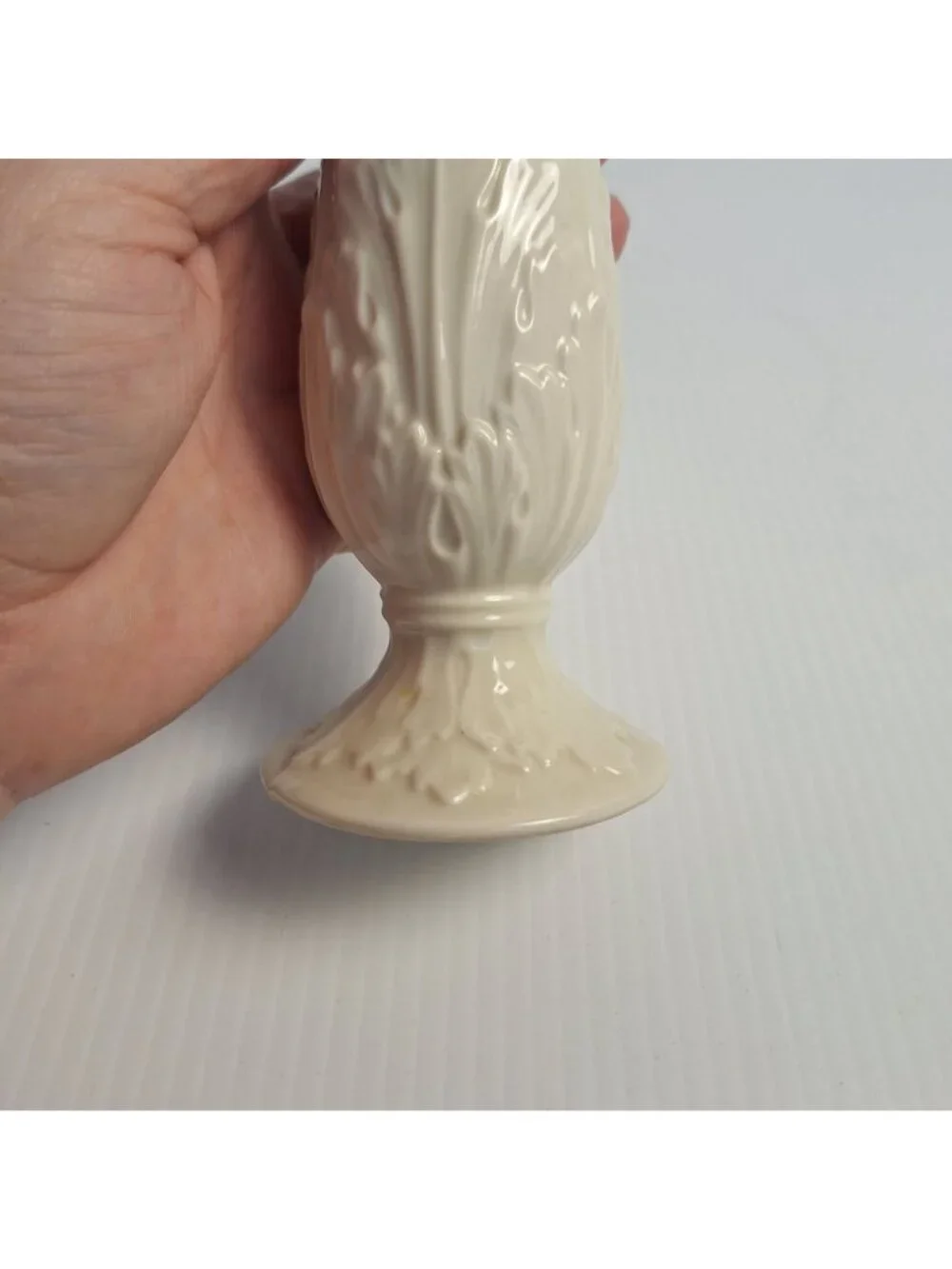 LENOX IVORY PORCELAIN FLORENTINE COLLECTION VINTAGE EMBOSSED BUD VASE 10.5